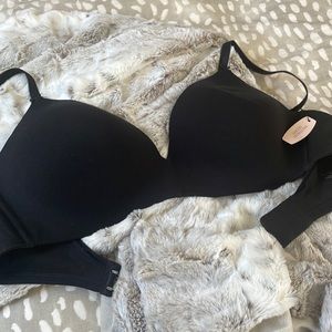 Brand new with tags: Victoria Secret size 38C black bra -No wire technology!